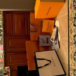 6 LV, 1 Gucci, 3 Henri Bendel, 2 NeimanMarcus,1 Teavana, 1 Gucci, 3 ZGallerie